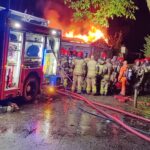Brandweer bestrijdt de brand bij ParkNest in het Flevopark