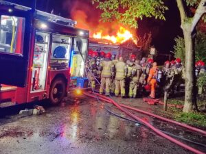 Brandweer bestrijdt de brand bij ParkNest in het Flevopark