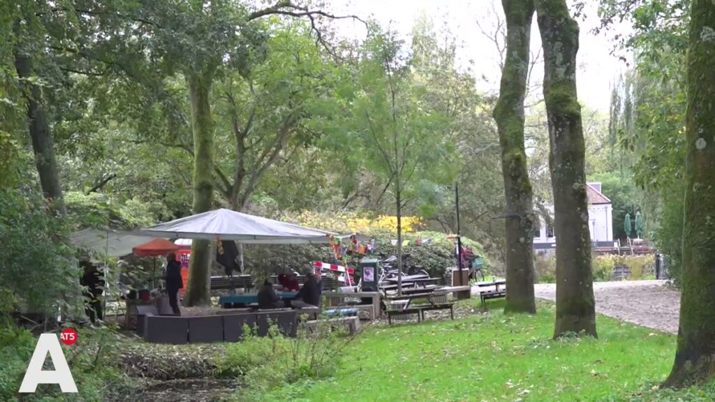 Overzicht van de tijdelijke ontmoetingsplek van Parknest tussen de bomen van het Flevopark